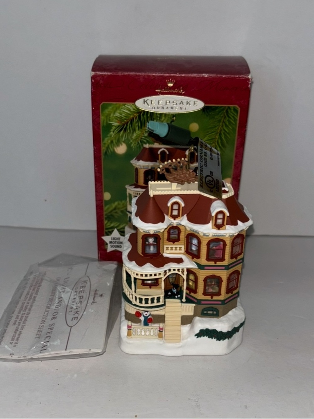 2001 Hallmark Keepsake Magic Ornament Up on the Housetop Light Motion Sound